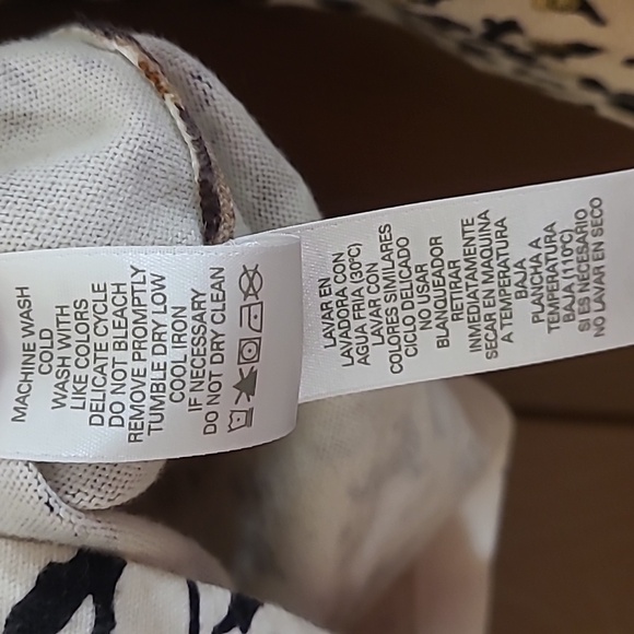 ♥️Liz Claiborne animal print metallic detail crewneck button front cardigan - Picture 7 of 8